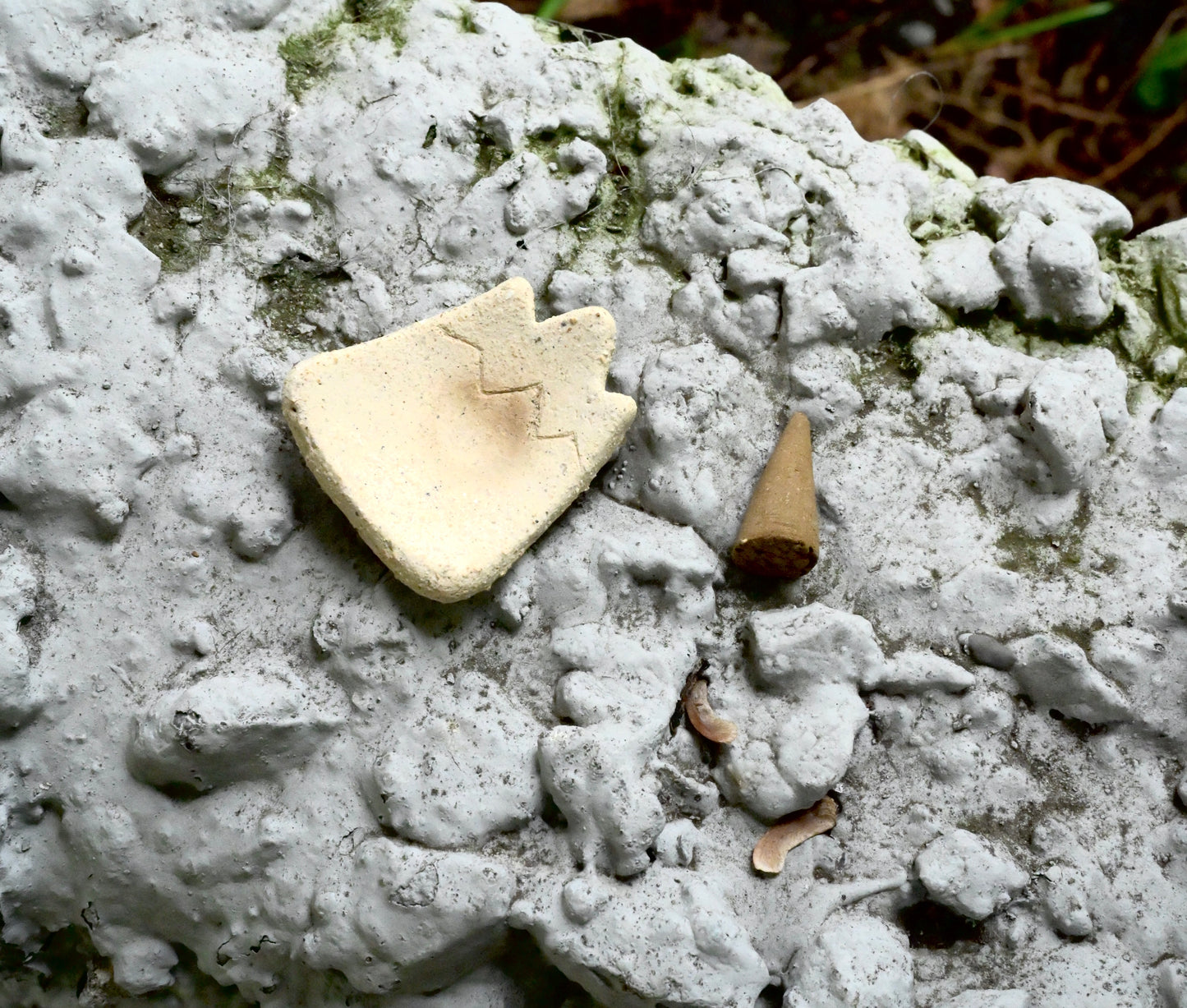 PALO SANTO INCENSE CONES WITH CERAMIC PLATE