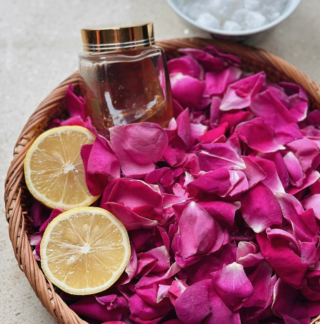 Rose Petals: The Ultimate Guide to Scent, Bath Rituals, and Relaxation