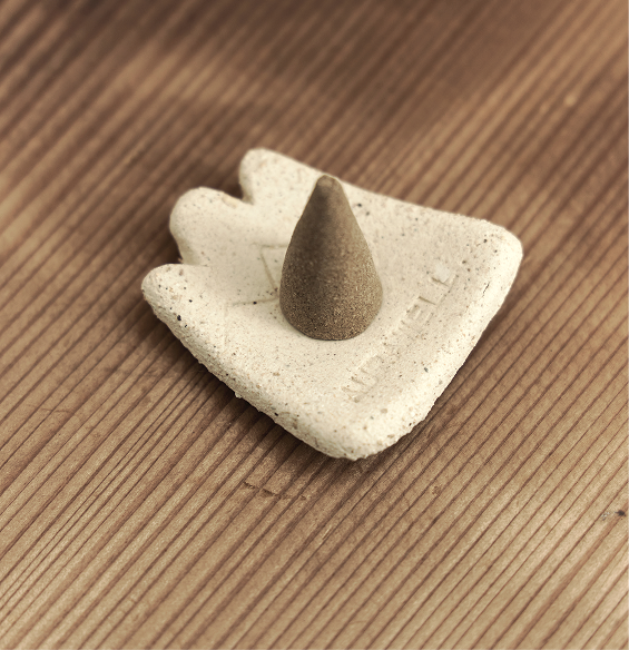 CEDARWOOD INCENSE CONES WITH CERAMIC PLATE